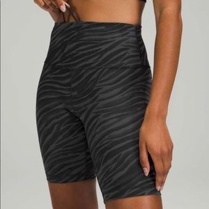 Lululemon Wunder Train High Rise Short 8"
Le Tigre Camo Deep Coal Multi size 4
